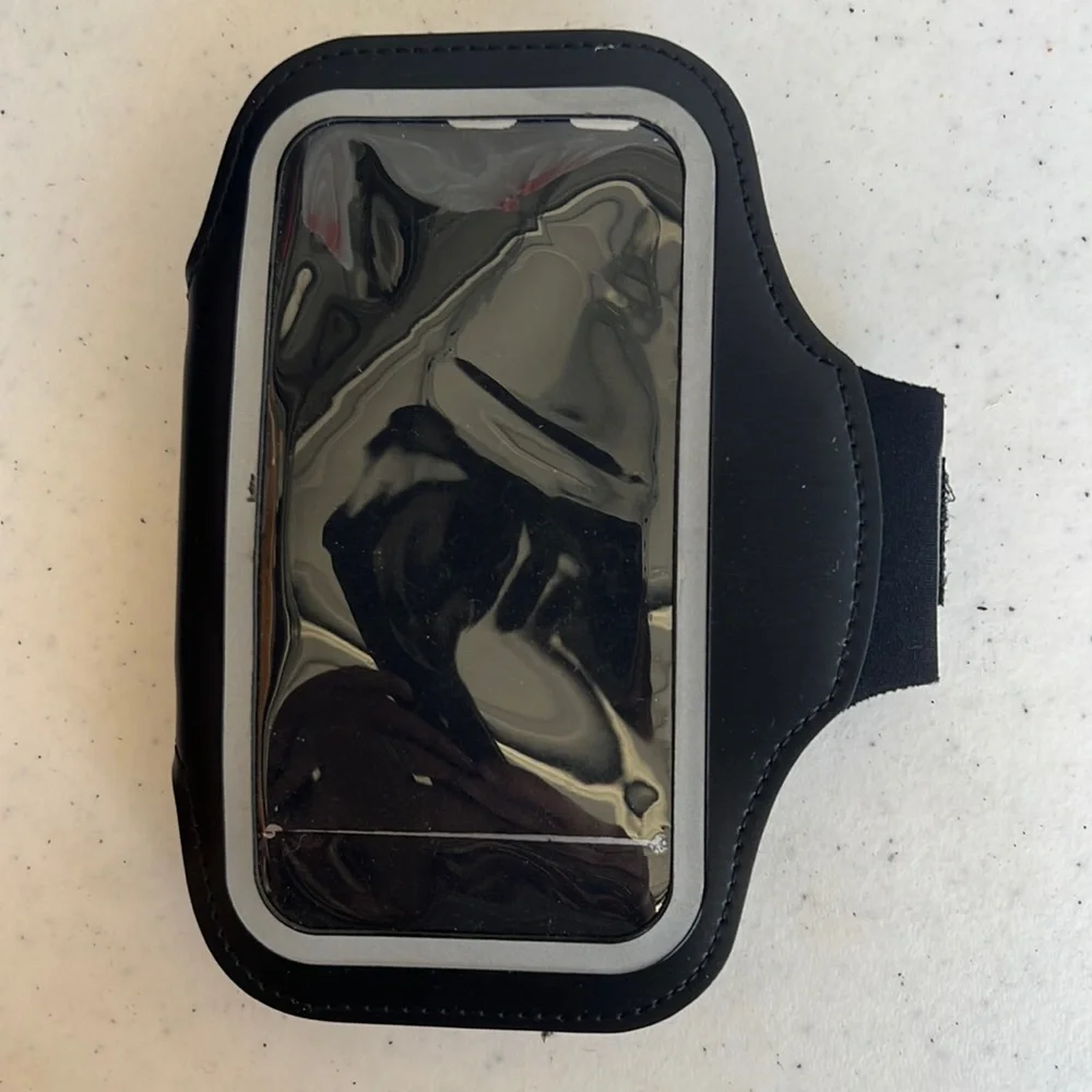 Handheld smartphone arm holder for jogging